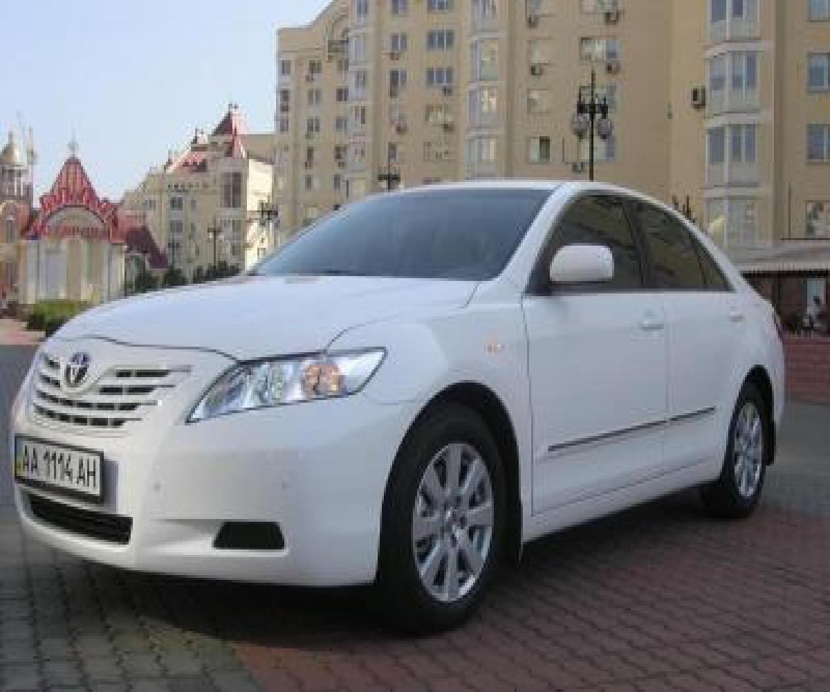 Бела аренда. Toyota Camry White 2 2008 года.